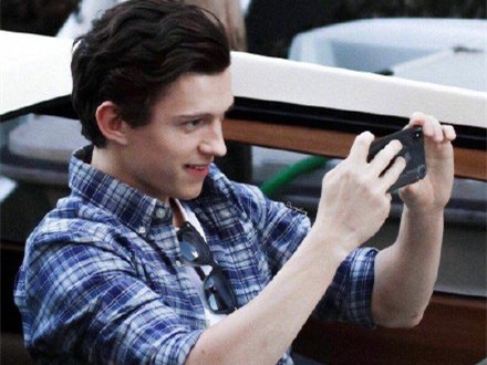 为了新戏挑战硬汉寸头 荷兰弟寸头造型曝光