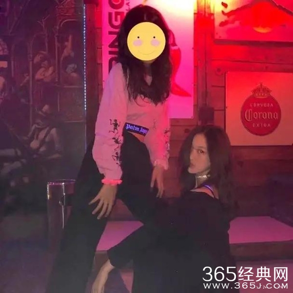 王菲13岁女儿逛夜店？李嫣发文否认：学校晚会而已