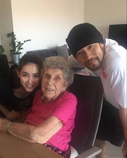 昆凌多国混血 晒出奶奶年轻美照庆祝其90岁生日