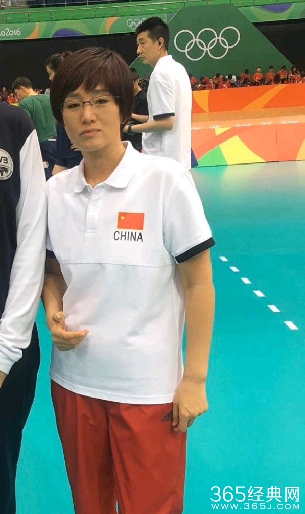 巩俐《中国女排》郎平造型曝光 还原度超高