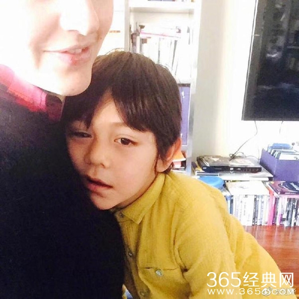 刘烨为儿子庆生 九宫格见证诺一的成长