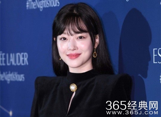 警方确认艺人崔雪莉死亡 在二楼房间内系灯带上吊自杀 ​​​