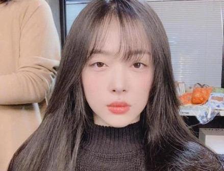 警方确认艺人崔雪莉死亡 在二楼房间内系灯带上吊自杀 ​​​