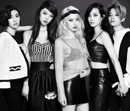 宋茜发文悼念雪莉 晒出f(x)五人出道合照