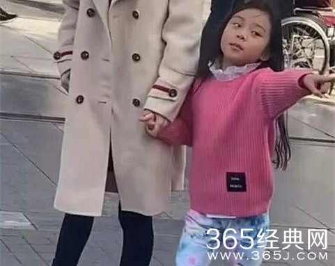 李小璐带甜馨外出 自己穿名牌女儿甜馨穿搭被嘲土？