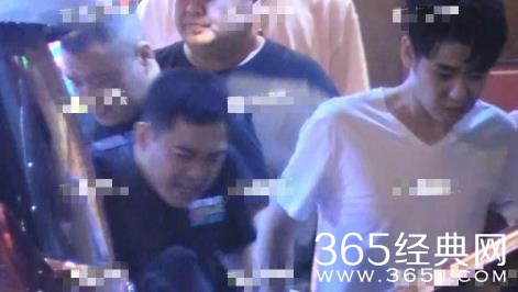 张云雷压力太大 抱着好友在街头痛哭？