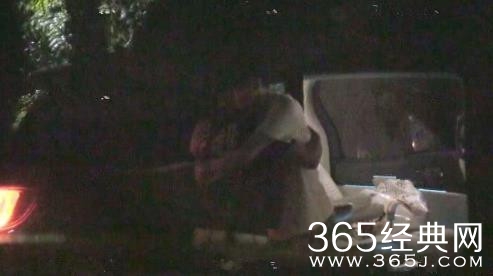 张云雷在街头痛哭 黑衣男子安慰许久脸上仍有泪痕