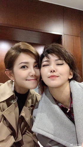 孙燕姿梁静茹同框 “天后”合体！再次回忆杀