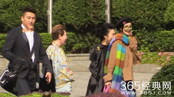 范冰冰被曝欠6亿代言违约金 与母亲逛街未受影响