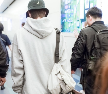 王一博的包该洗了 近日现身包真的洗干净了呢