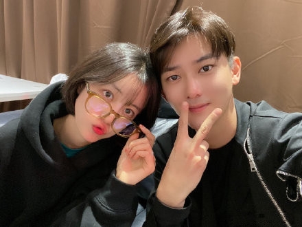 李溪芮熊梓淇公开恋情？半夜合照发文恋情公开