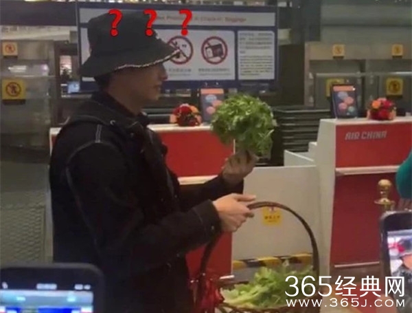 牛骏峰机场分菜给粉丝 减肥一起减！