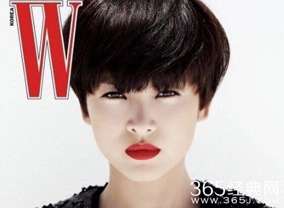 宋慧乔晒短发造型美照 深V礼裙烈焰红唇眼神犀利