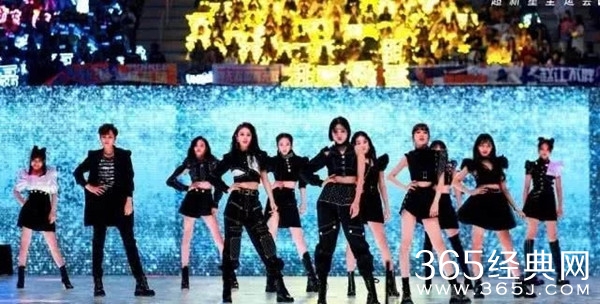 杨超越舞台再次划水？微博致歉反又被指责