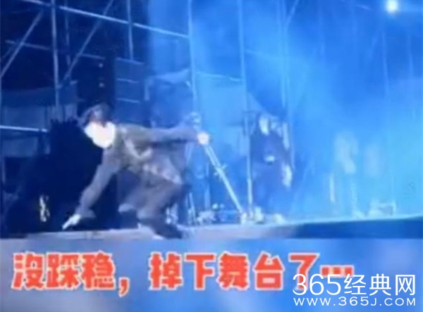 薛之谦演出时跌落舞台 却被网友质疑“假摔”