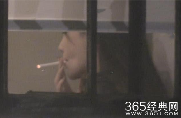 angelababy再次被拍到抽烟 烟瘾看起来十分大啊
