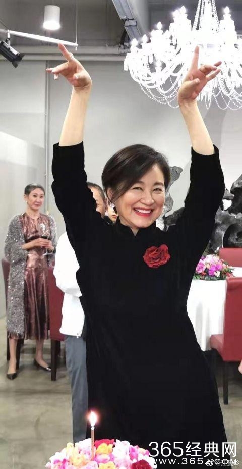 林青霞65岁庆生照曝光 老公恩爱现身力破谣传