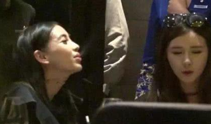 angelababy再次被拍到抽烟 烟瘾看起来十分大啊