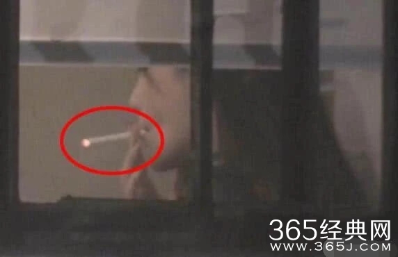 baby室内抽烟吞云吐雾姿势熟练 baby秒变老烟枪