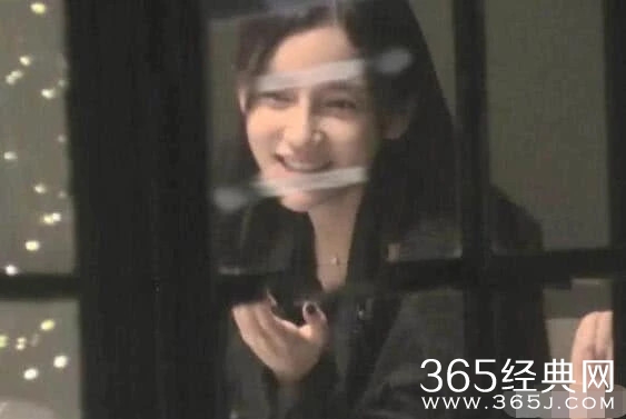 baby室内抽烟吞云吐雾姿势熟练 baby秒变老烟枪