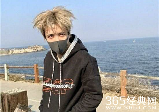 薛之谦演出时跌落舞台 却被网友质疑“假摔”