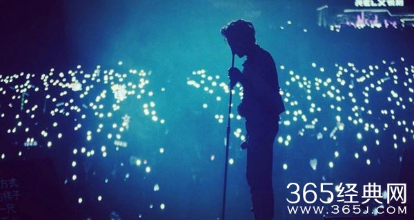 薛之谦演出时跌落舞台 安慰粉丝:你们就当我是故意的