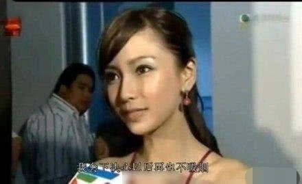 angelababy再次被拍到抽烟 烟瘾看起来十分大啊