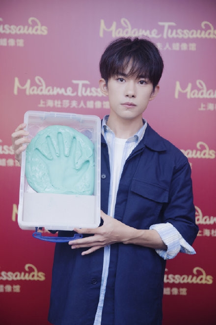 易烊千玺第二座蜡像 以小北形象驻蜡像馆