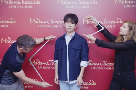 易烊千玺第二座蜡像 以小北形象驻蜡像馆