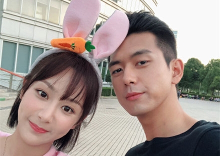 李现发文为杨紫庆生 晒自拍合照“童年夫妇”发糖啦