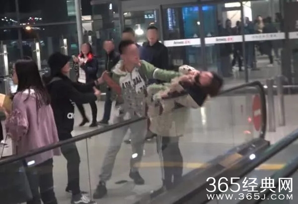 baby粉丝机场被打遭掐脖 原来又是代拍惹的祸