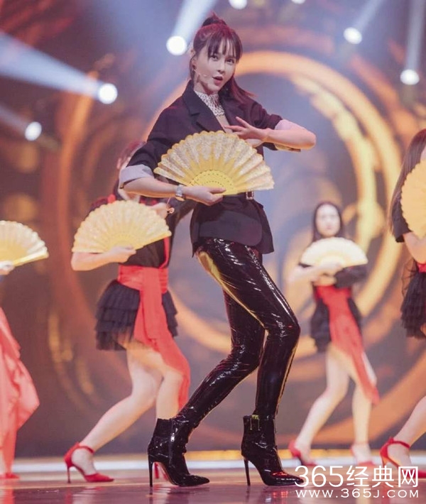 2019双十一晚会沈梦辰穿皮裤唱芒种 身材堪比超模