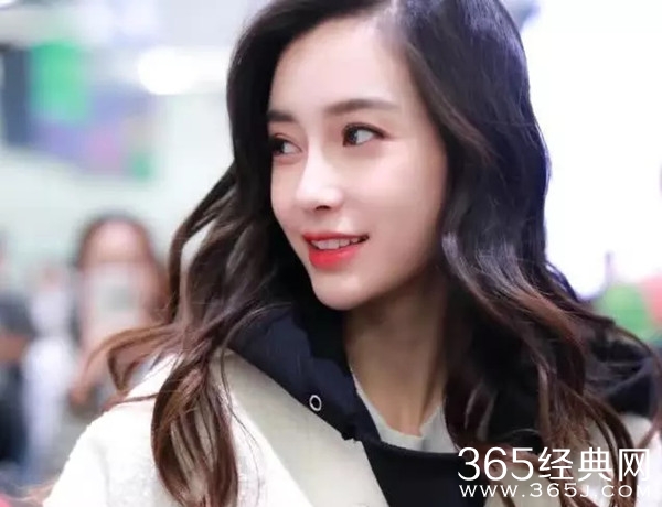 baby粉丝机场被打 女粉被掐脖子baby及时制止