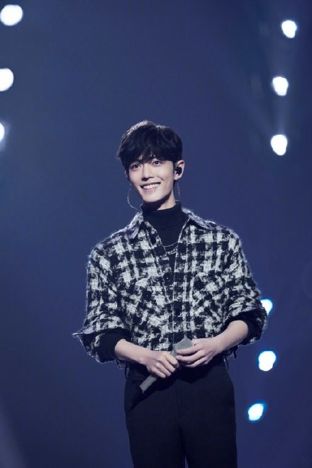 湖南台魔鬼打光 肖战却扛住了湖南台的灯光！