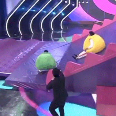 许魏洲神助攻 一脚把郑爽踹到第一名