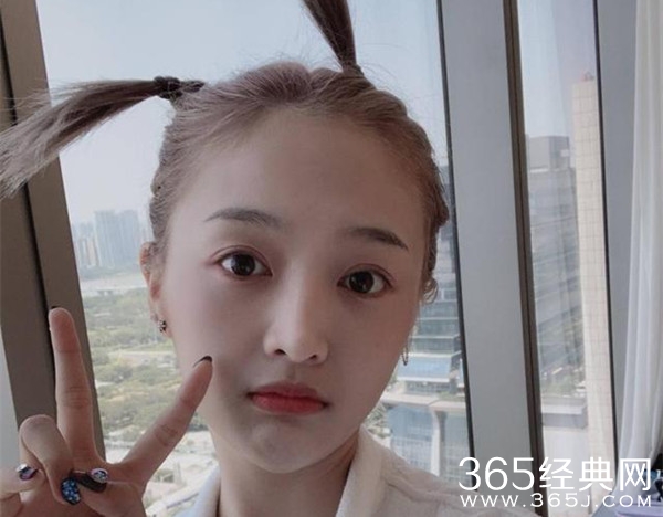 吴宣仪凌晨被私生粉锤墙按门铃 无奈发文求放过