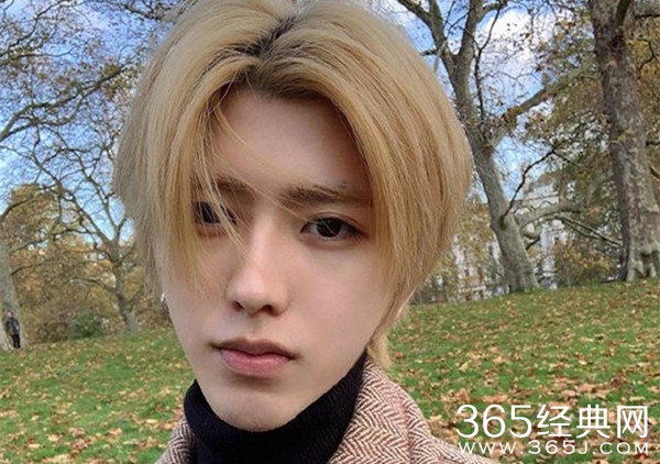 蔡徐坤赴英国利兹进修 一年学费要七十多万