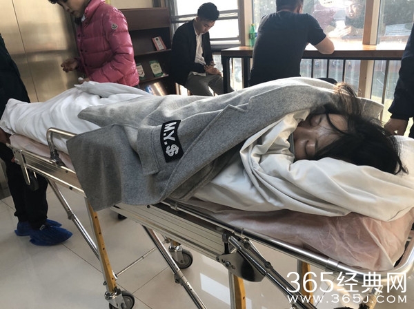徐冬冬手术中出事故 插着氧气管状态不佳