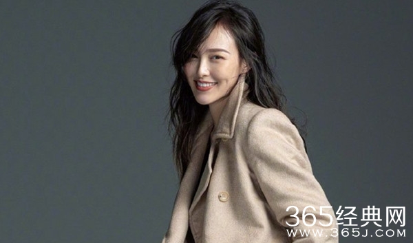 唐嫣怀孕后首登封面 大衣遮肚秀美腿