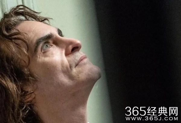 杰昆·菲尼克斯不反驳《小丑》粉丝对电影结局的理论