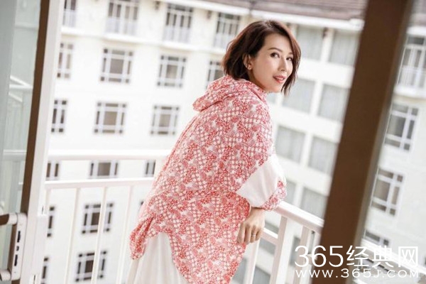 蔡少芬三胎产子 张晋兴奋晒出一家五口合照