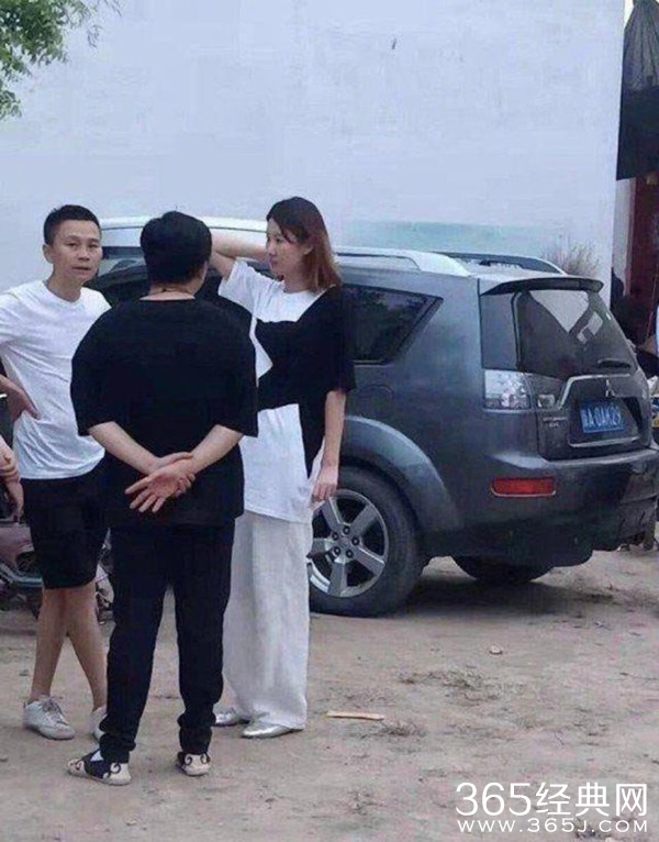 王宝强冯清疑同居 豪车接送深夜同回公寓