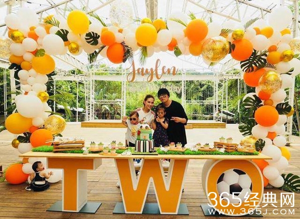 周杰伦带昆凌健身秀恩爱 被老婆打脸露甜笑