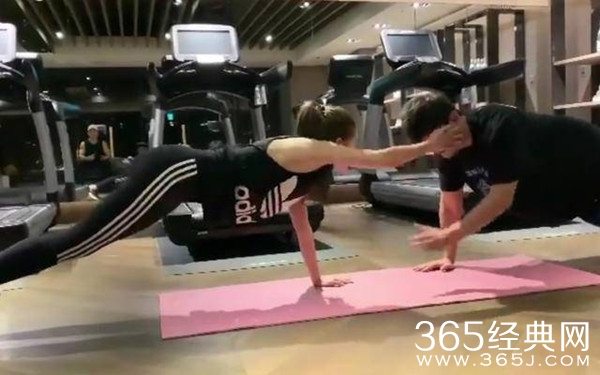 周杰伦带昆凌健身秀恩爱 被老婆打脸露甜笑