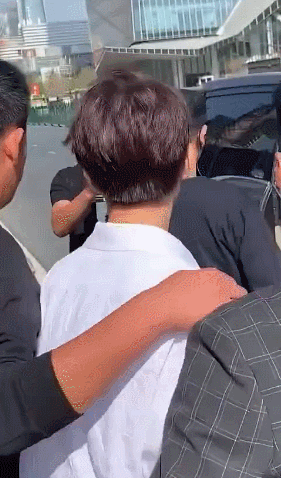 王俊凯被黄牛搂肩强行合照 一脸不耐烦地推开