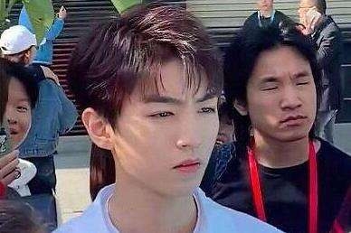 王俊凯被黄牛搂肩强行合照 迅速挣脱粉丝呼吁不要被骗