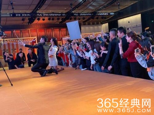 为和全场粉丝同框也是拼了 江疏影跪地合影