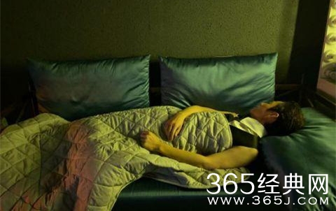 何炅一天只睡三个小时？网友：可能年纪大了缺觉