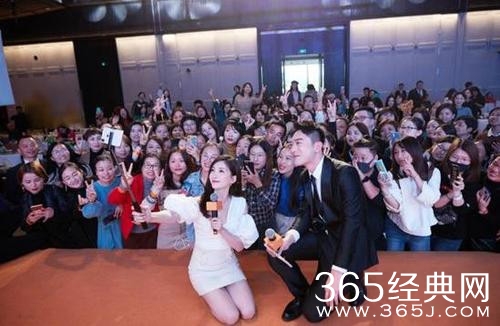 大型宠粉现场 江疏影跪地和粉丝合影