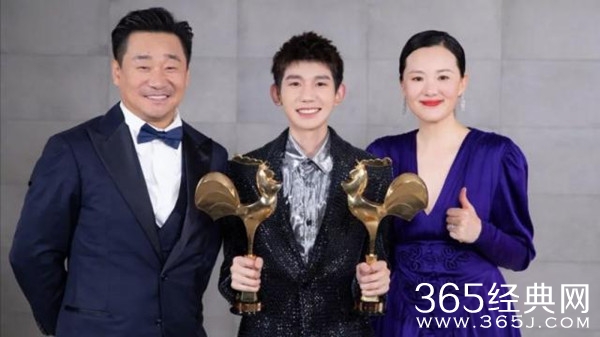 王景春咏梅将金鸡奖杯塞给王源 大型宠“儿”现场！